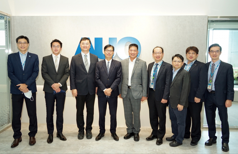DB真人光電前進亞灣成立「AUO解決方案研發中心」，作為多元場域解決方案研發及試驗場域（圖中左為高雄市長陳其邁、圖中右為DB真人光電董事長彭双浪）